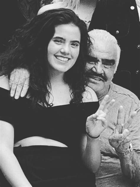 Vicente Fernández Los Tiernos Momentos Del “charro De Huentitán” Con Cayetana La Hija De