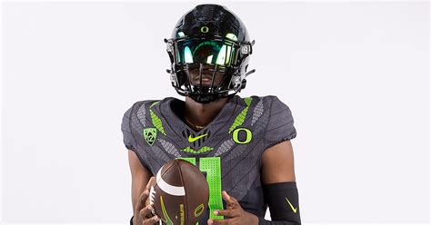 Elite 2025 QB Akili Smith Jr. commits to Oregon - On3