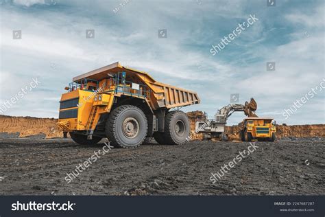 7,742 Loaded Large Mining Trucks Images, Stock Photos & Vectors ...