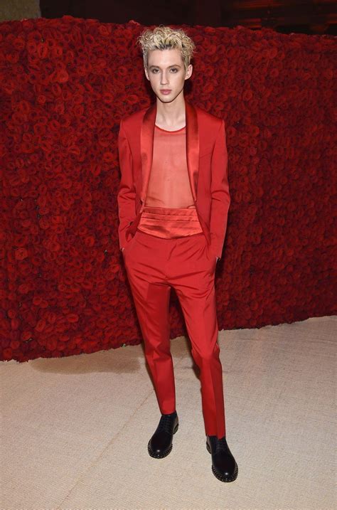 17 Clichés Du Style Troye Sivan Best Dressed Man Men Dress Met Gala