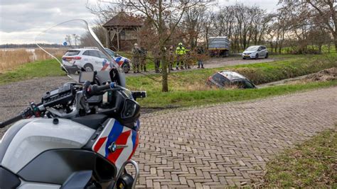 Auto Belandt In Sloot Na Inschattingsfout Bestuurder Rtv Nof Nieuws