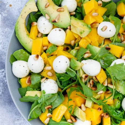 Rucola Mango Salat Mit Pinienkernen Avocado Und Orangendressing