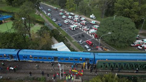 Tren San Martín remueven las formaciones que colisionaron en el accidente