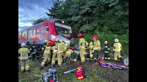 Tragiczny Wypadek W Barcicach Poci G Zderzy Si Z Samochodem Wideo