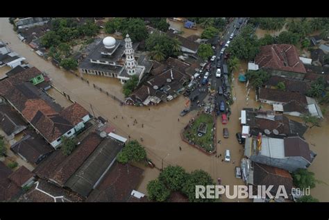 Diguyur Hujan Sejak Malam Labuan Terendam Banjir Republika Online