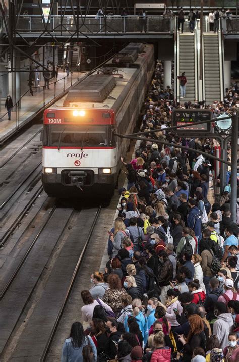 Retrasos Paradas Intermitentes Y Trenes Suspendidos Marcan El Arranque