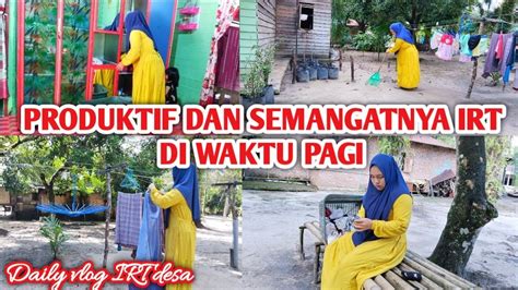 AKTIVITAS IRT DESA DI RUMAH KAYU SEDERHANA PADA PAGI HARI YANG SELALU