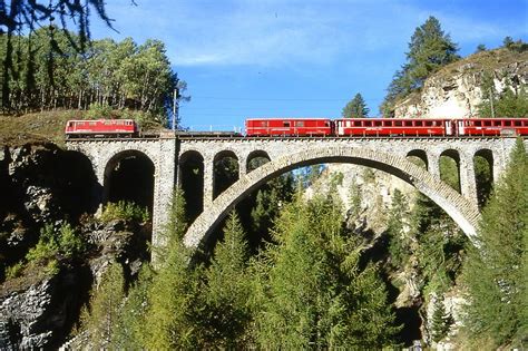 Rhb Regionalzug Von Scuol Nach St Moritz Am Auf Val Tuoi