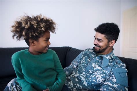 Padre En Uniforme Militar E Hija Conversando Después De Mucho Tiempo