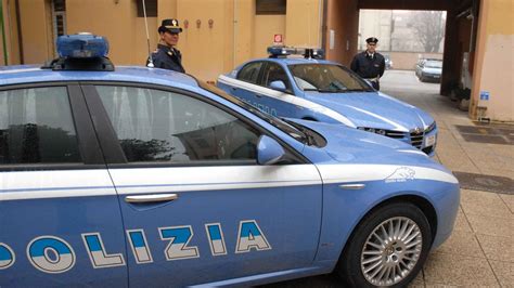 Minaccia Gli Agenti E Sfonda Una Porta Follia In Questura