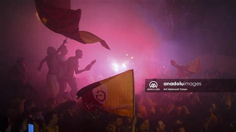 Galatasarayl Taraftarlar Ampiyonlu U Kutluyor Anadolu Ajans