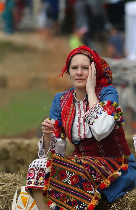 Les Gens Dans Des Costumes Folkloriques Authentiques Traditionnels Sur