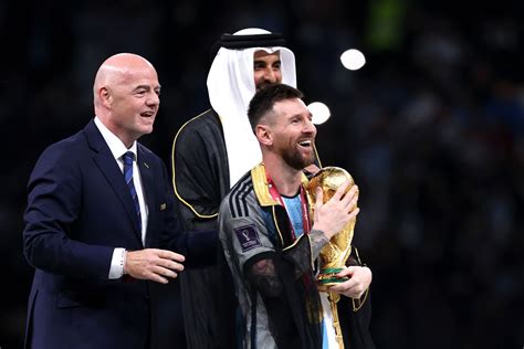 ميسي يرتدي عباءة من أمير قطر ويرفع كأس العالم 2022 فيديو وصور صوت الأمة