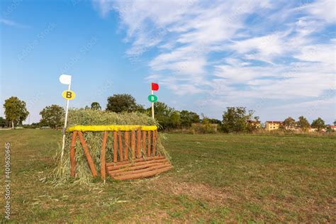 Ostacolo Con Materiali Naturali Per Corsa Equestre Nei Verdi Prati