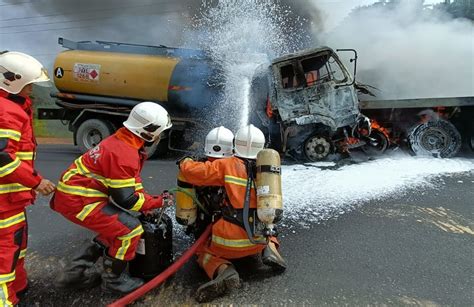 Oil tanker catches fire after rear-ending trailer at Bintulu-Samalaju ...