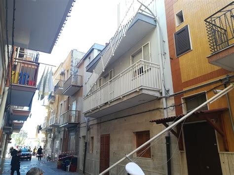 Cede Balcone Di Una Palazzina Donna Precipita Dal Secondo Piano