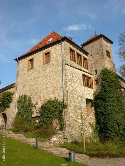 Das alte Mauerwerk des Palasgebäudes der alten Sparrenburg in Beige und