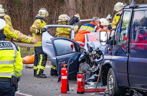 Schwerer Unfall In N Rtingen Zwei Autos Krachen Frontal Zusammen