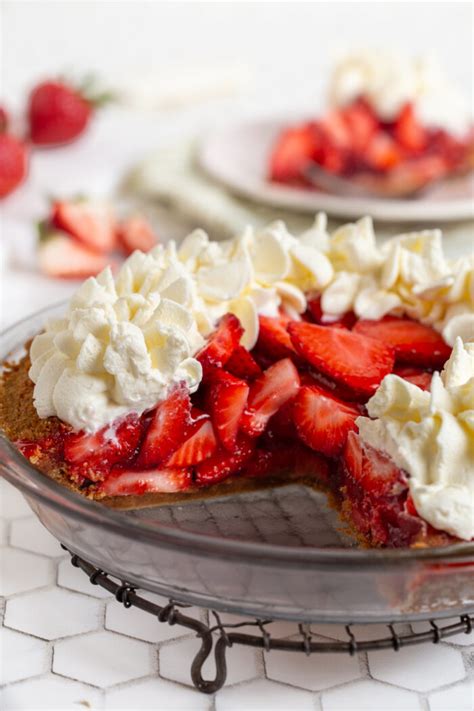 Fresh Strawberry Jello Pie With Graham Cracker Crust Baker Bettie