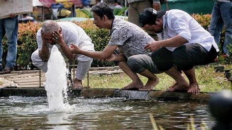 Foto Massa Aksi Salat Berjemaah Jelang Putusan Mk Kumparan