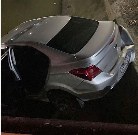 Em Fuga Atrapalhada Homens Jogam Carro Roubado Em Canal Na Zona Sul