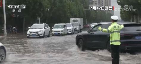 风雨中 逆行身影守护平安 多部门迅速出动应对 保障出行安全立交桥