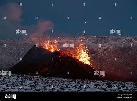 Le Site D éruption Du Volcan Geldingadalir Dans La Montagne De Fagradalsfjall Sur La Péninsule