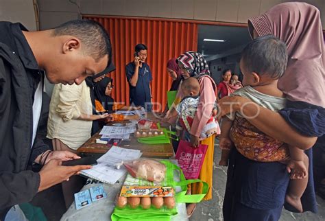 Bantuan Pangan Untuk Keluarga Terdampak Stunting ANTARA Foto