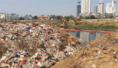 Foto Bantaran Kanal Banjir Barat Dipenuhi Sampah Foto