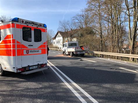 Frontalzusammensto Zwischen Transporter Und Pkw Auf Der B