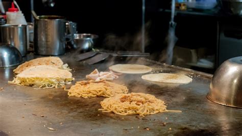 Taiwanese teppanyaki noodles - Living + Nomads – Travel tips, Guides, News & Information!