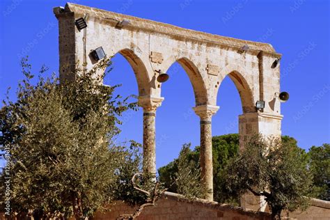 Torbogen mit Säulen auf dem Komplex der Al Aqsa Moschee auf dem