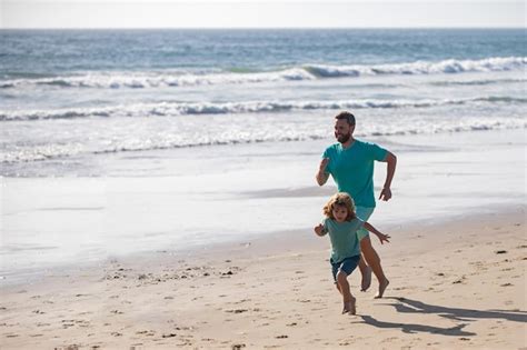 Pai E Filho Correndo Na Praia Esporte E Estilo De Vida Saud Vel