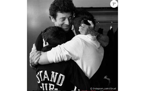 Patrick Bruel pose avec ses fils Oscar et Léon dans les coulisses de