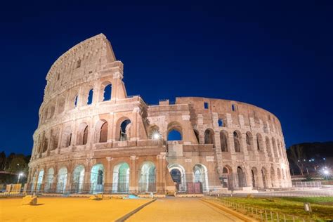 Premium Photo | Night view of colosseum