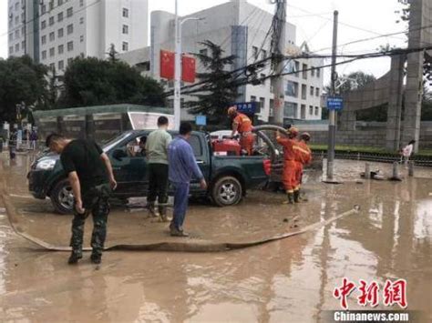 兰州遭强降水袭击内涝严重，车辆漂浮如“水中行舟”南国早报网 广西主流都市新闻门户