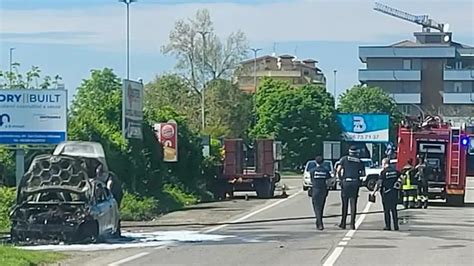 San Giuliano Lauto A Metano Prende Fuoco Sulla Provinciale Per Locate