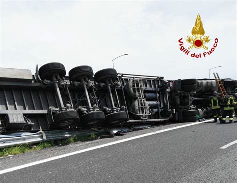 Camion Si Ribalta In Autostrada Traffico In Tilt E Code Di 4 Chilometri