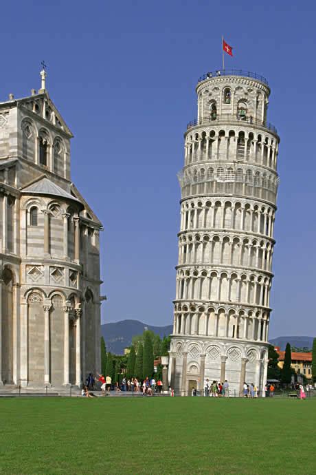 Turisti si Turnul din Pisa