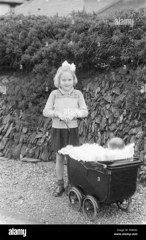 Mädchen im garten mit kinderwagen Fotos und Bildmaterial in hoher