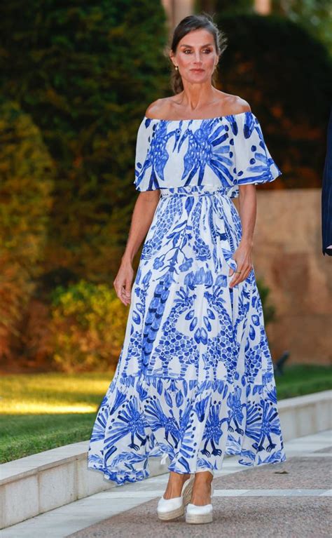 La Reina Letizia Deslumbra En El Palacio De Marivent Con Un Vestido De