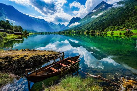 Łódka na brzegu jeziora Lake Oldevatnet w Norwegii