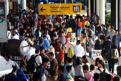 ARUS MUDIK BANDARA SOEKARNO HATTA ANTARA Foto