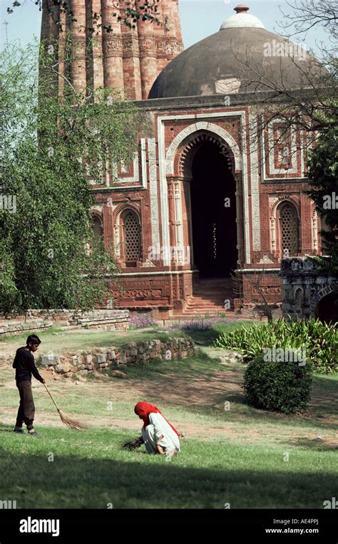 Quwwat Ul Islam Mosque Delhi Hi Res Stock Photography And Images Alamy