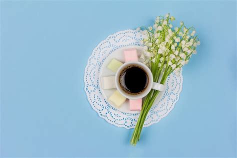 Blanco Taza De Caf Con Leche En Un Plato Malvavisco Un Ramo De