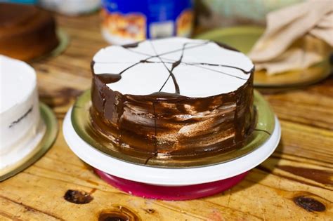 Un Pastel Con La Tapa Rota Y Un Bol Con Una Etiqueta Azul Y Blanca