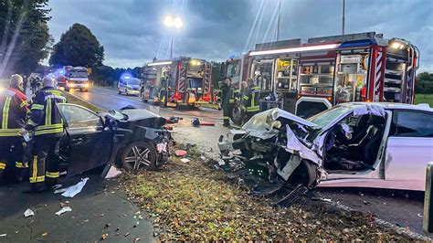 Autos Krachen Frontal Zusammen Zwei Schwerverletzte