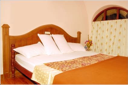 Alleppey Houseboat Packages - GreenPalace Resort