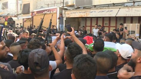 تشييع فتى فلسطيني قتل برصاص الجيش الاسرائيلي خلال مواجهات في الضفة