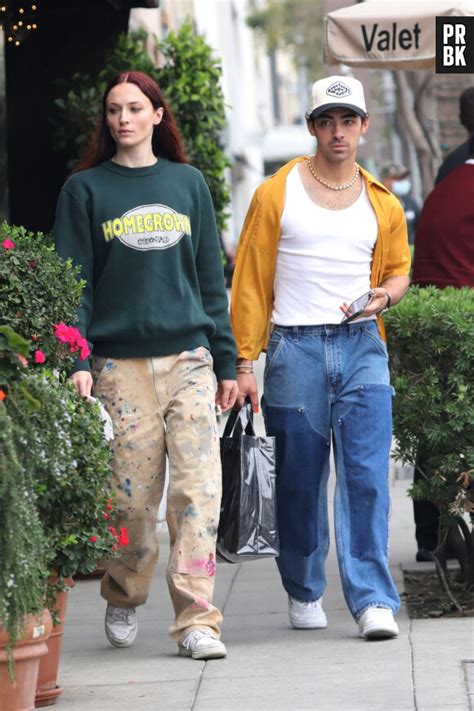 Photo Exclusif Joe Jonas Et Sa Femme Sophie Turner Font Du Shopping